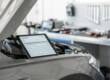 Presupuesto de reparación de un coche en una tableta