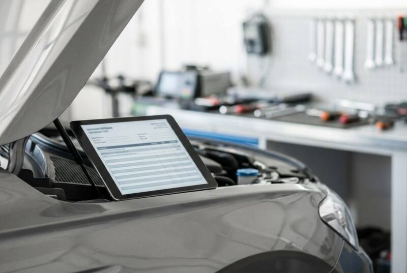 Presupuesto de reparación de un coche en una tableta
